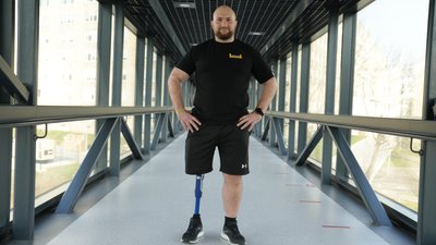 "Не хочу, щоб мій син в майбутньому тримав автомат". 30-річний захисник після реабілітації планує повернутися на фронт