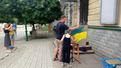 У Сумах створюють патріотичну фотозону для містян У Сумах створюють патріотичну фотозону для містян