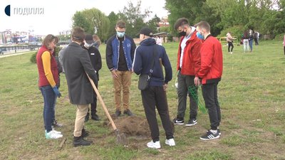 Замість свята останнього дзвоника, хмельницькі школярі зробили подарунок містянам