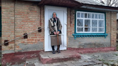 Біля хати зробили поручні, щоб бабусі було зручно спускатися Біля хати зробили поручні, щоб бабусі було зручно спускатися