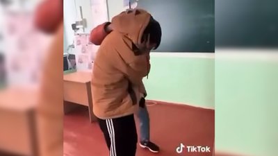 Скріншот з відео, на якому один учень в школі у селі Замостя б'є на камеру іншого