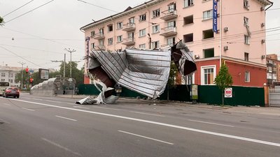 Дах, який впав з готелю "Україна" 2 червня 2023 року Дах, який впав з готелю "Україна" 2 червня 2023 року