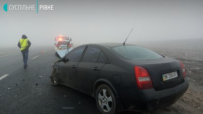 Біля Рівного масова ДТП, в тумані зіткнулось сім машин Біля Рівного масова ДТП, в тумані зіткнулось сім машин