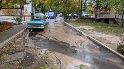 В одному з мікрорайонів Миколаєва відбувся витік води. Тривають аварійно-ремонтні роботи В одному з мікрорайонів Миколаєва відбувся витік води. Тривають аварійно-ремонтні роботи