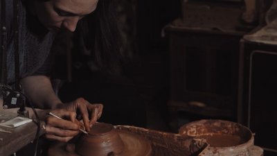 Створює керамічний посуд, прикраси та музичні інструменти. Катя Гєза Створює керамічний посуд, прикраси та музичні інструменти. Катя Гєза