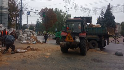 В Житомирі біля міськради прибирають мішки із піском В Житомирі біля міськради прибирають мішки із піском