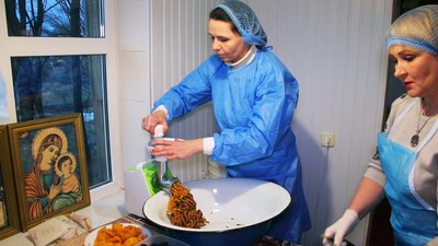 "Головний мотив – нагодувати наших хлопців": як вінницькі волонтерки допомагають захисникам "Головний мотив – нагодувати наших хлопців": як вінницькі волонтерки допомагають захисникам