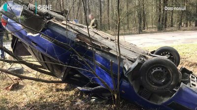 ДТП на Рівненщині: водій та пасажир у лікарні ДТП на Рівненщині: водій та пасажир у лікарні