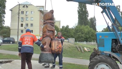 Скульптуру ведмедя-пасічника вантажать на причіп Скульптуру ведмедя-пасічника вантажать на причіп