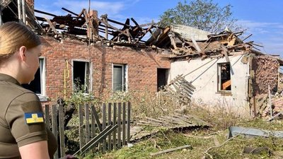Екоінспектори фіксують наслідки російської комбінованої повітряної атаки на місцях влучань на Житомирщині