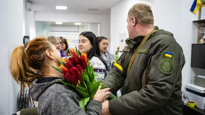 У дніпровському штабі волонтерок привітали українськими піснями У дніпровському штабі волонтерок привітали українськими піснями