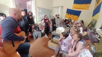 На Волині діти-волонтери зібрали 400 тисяч гривень на антидрон-рушницю На Волині діти-волонтери зібрали 400 тисяч гривень на антидрон-рушницю