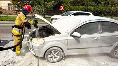Рятувальник ДСНС гасить пожежу авто