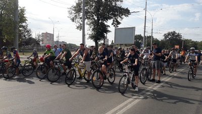 У Сумах велосипедисти збирали кошти на аптечки для військових У Сумах велосипедисти збирали кошти на аптечки для військових
