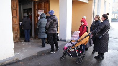 Цукор, олія, макарони: у Вінниці видають продуктові набори для переселенців