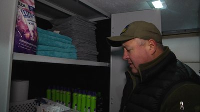 У авто є рушники, пральні засоби, миючі засоби, пінка для гоління, мило, зубні щітки, каже волонтер Геннадій Годний. У авто є рушники, пральні засоби, миючі засоби, пінка для гоління, мило, зубні щітки, каже волонтер Геннадій Годний.