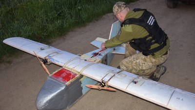Намагались безпілотником переправити цигарки. На Буковині затримали двох чоловіків — прикордонники Намагались безпілотником переправити цигарки. На Буковині затримали двох чоловіків — прикордонники