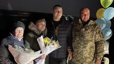 Додому повернулися троє прикордонників, які захищали Зміїний