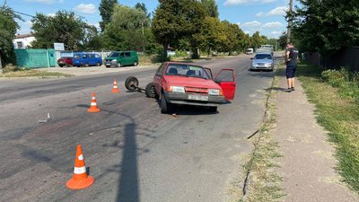 Вирвало задній міст і ліве колесо: у Чернігові зіштовхнулись ВАЗ-2109 та «Peugeot» Вирвало задній міст і ліве колесо: у Чернігові зіштовхнулись ВАЗ-2109 та «Peugeot»