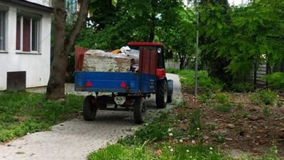 У Франківську комунальники знайшли "притон" безпритульних - вивезли 2 трактори сміття У Франківську комунальники знайшли "притон" безпритульних - вивезли 2 трактори сміття