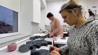 У Прилуках волонтери роздають флікери школярам У Прилуках волонтери роздають флікери школярам