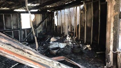 Пожежа в Ужгороді: вогонь знищив авто та пошкодив навіс і будинки поруч Пожежа в Ужгороді: вогонь знищив авто та пошкодив навіс і будинки поруч