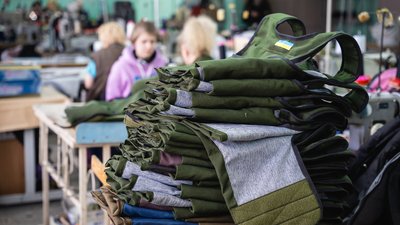 «Прикриває серце». У взуттєвому цеху в Дніпрі тепер шиють жилети для броні – фоторепортаж «Прикриває серце». У взуттєвому цеху в Дніпрі тепер шиють жилети для броні – фоторепортаж