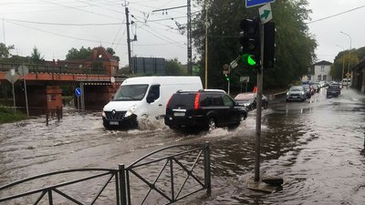 В Ужгороді через дощі підтопило вулиці, дороги та переїзди В Ужгороді через дощі підтопило вулиці, дороги та переїзди