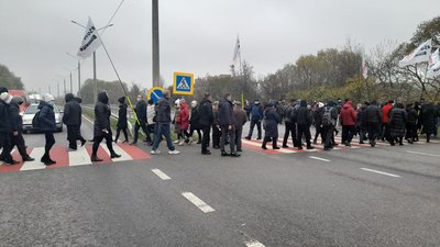 У Вінниці перекрили центральну вулицю: учасники акції проти посилення карантину У Вінниці перекрили центральну вулицю: учасники акції проти посилення карантину