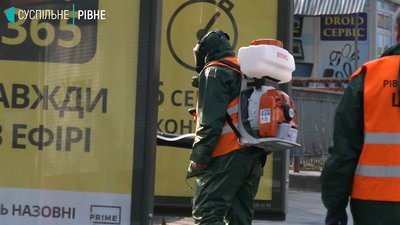У Рівному почали дезінфікувати зупинки У Рівному почали дезінфікувати зупинки