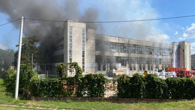 У Чернігові горять склади: через пожежу завалилася одна зі стін