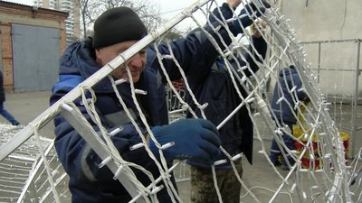 Де і як зберігають новорічні кулі та гірлянди для луцьких ялинок