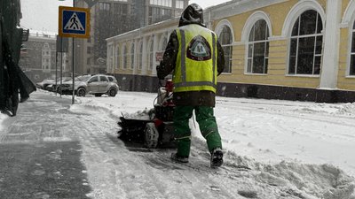 Комунальник прибирає сніг у Харкові, 11 січня 2026 року