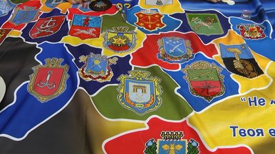 Учні, вчителі та батьки луцького ліцею бісером вишивають карту України: коли завершать