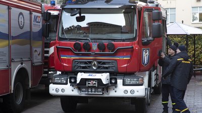 Київ отримав від німецьких і польських партнерів три нових сучасних пожежних автомобілі