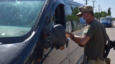 У черзі 24 години: на Луганщині на кордоні з Росією великі черги