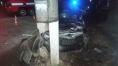 На Луганщині легковик врізався у вантажівку та в'їхав у стовп: травмовані троє людей На Луганщині легковик врізався у вантажівку та в'їхав у стовп: травмовані троє людей