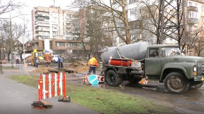 У Херсоні ремонтують колектор: жителі незадоволені обмеженням руху транспорту