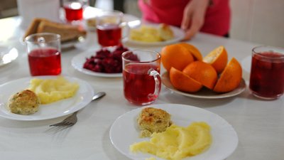 шкільна їдальня, страви для дітей