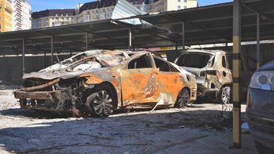 Холодильник над прірвою й уламки меблів. Внаслідок ракетного удару в одеському ЖК пошкоджено вісім квартир Холодильник над прірвою й уламки меблів. Внаслідок ракетного удару в одеському ЖК пошкоджено вісім квартир
