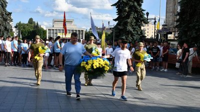 Рівненські бігуни несуть прапор з Бахмуту на саміт НАТО у Вільнюсі