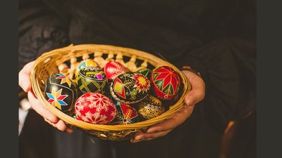 Писанкова терапія: як черкащанка у США розписує писанки і підтримує Україну