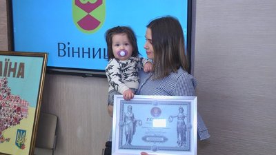 Немовля із Вінниці має найдовше в Україні волосся серед ровесників. Фото: Суспільне Вінниця Немовля із Вінниці має найдовше в Україні волосся серед ровесників. Фото: Суспільне Вінниця