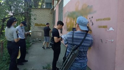 40 пляшок фарби і дві години роботи: у Херсоні волонтери зафарбовували рекламу наркотиків 40 пляшок фарби і дві години роботи: у Херсоні волонтери зафарбовували рекламу наркотиків