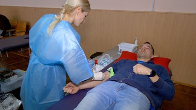 У вінницькому ліцеї батьки та учні здали кров на потреби поранених оборонців У вінницькому ліцеї батьки та учні здали кров на потреби поранених оборонців