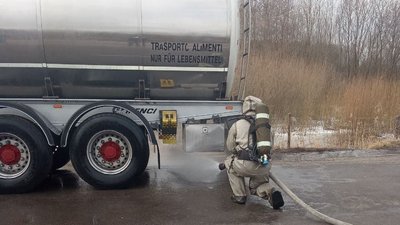 На Волині стався витік азотної кислоти з автоцистерни