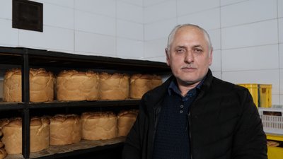 "Мріяв про це п’ять років". У пекарні на Буковині завдяки гранту від є-Робота купили машину для замішування тіста та розширили бізнес "Мріяв про це п’ять років". У пекарні на Буковині завдяки гранту від є-Робота купили машину для замішування тіста та розширили бізнес