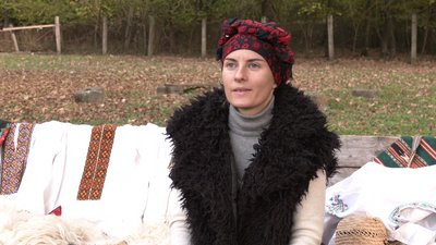 Уляна Кирилів зустрічає гостей в етнічному одязі