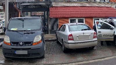 Автівки у дворі будинку в Тернополі Автівки у дворі будинку в Тернополі