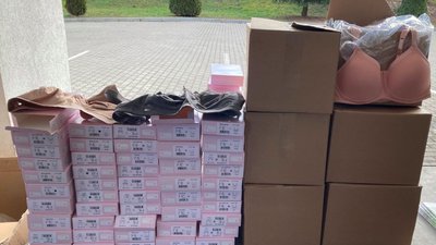 Незадекларовану жіночу білизну намагався завезти на Закарпаття водій автобуса